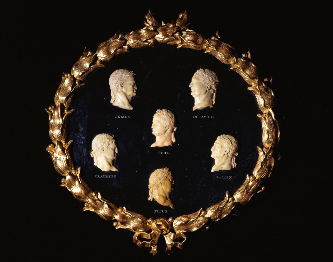 Un conjunto de seis bustos en relieve de mármol de Siena italiano de emperadores romanos, con los nombres incisos Octavius, Galbin, Titus, Claudius, Julius y Nero de Italian School