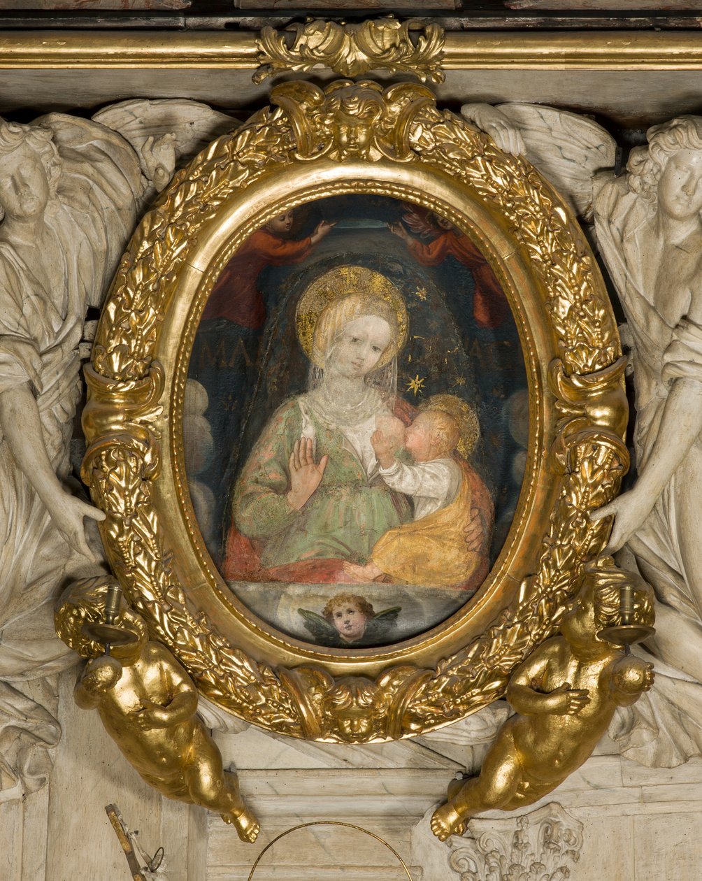 Altar de San Eusebio, Fresco Nuestra Señora de la Paz Siglo XV, Insertado en el marco con Ángeles en 1622 de Italian School