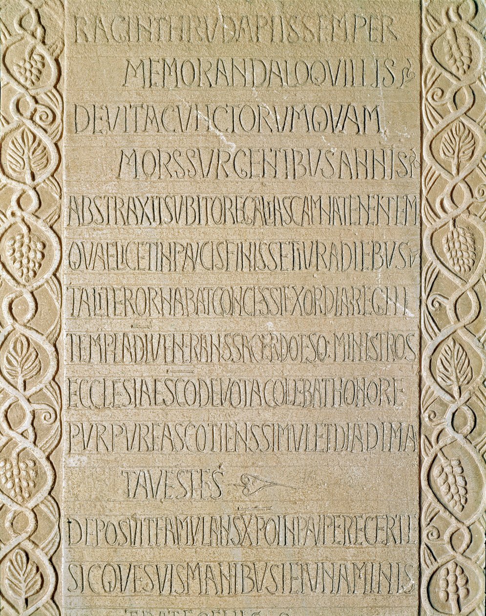 Arqueología de la Edad Media. Arte bárbaro de Lombardía: lápida de la Reina Ragnetrude (Raginthruda) data de 740-750. Arte lombardo. Pavía, Museo Cívico, Sección Arqueológica de Italian School