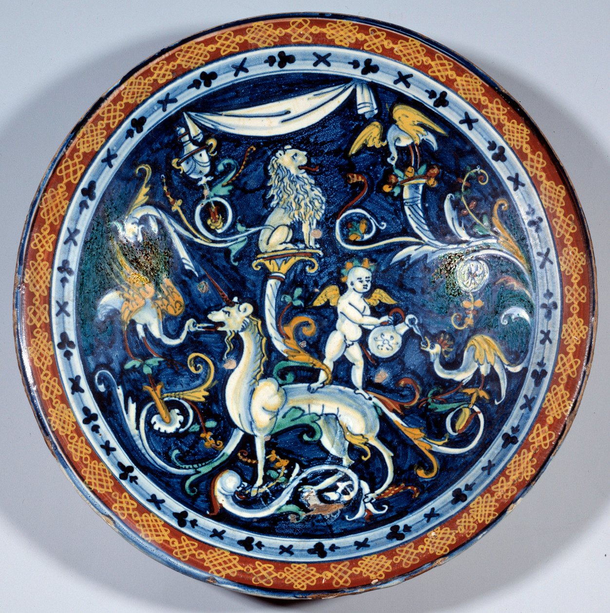 Taza de mayólica de Cafaggiolo decorada con animales fantásticos de Italian School
