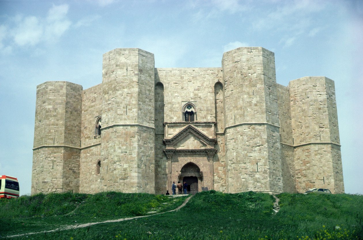 Castel del Monte, construido durante el reinado del Emperador Federico II (1194-1250) c.1240-50 de Italian School