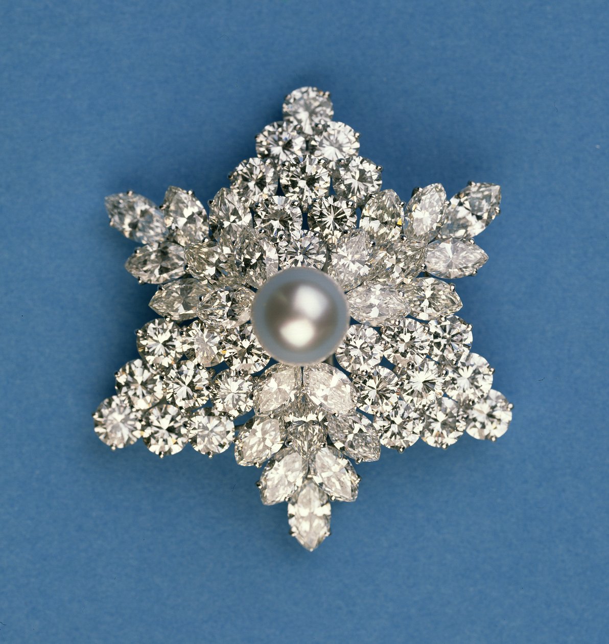 Broche de copo de nieve circular y marquesa de diamantes por Bulgari de Italian School