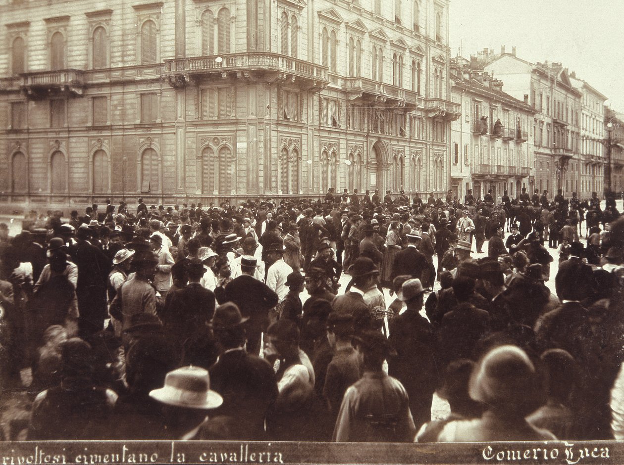 Ciudadanos Desafían a la Caballería del General Bava Beccaris, durante los Disturbios de Milán, 6-9 de Mayo de 1898 de Italian School