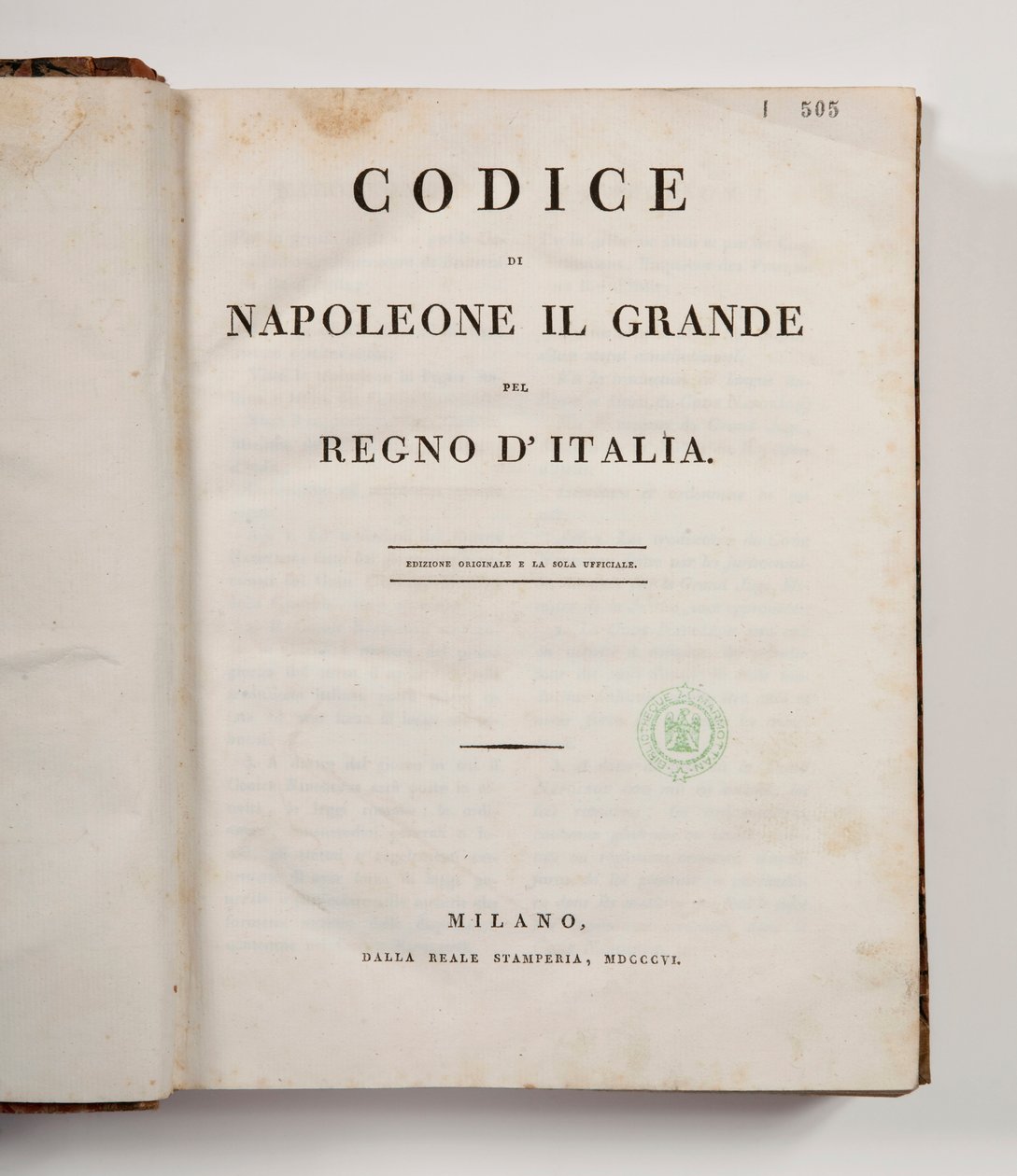 Código de Napoleón el Grande para el Reino de Italia, abierto en la portada, publicado en Milán, dalla reale Stamperia, 1806 (papel impreso) de Italian School