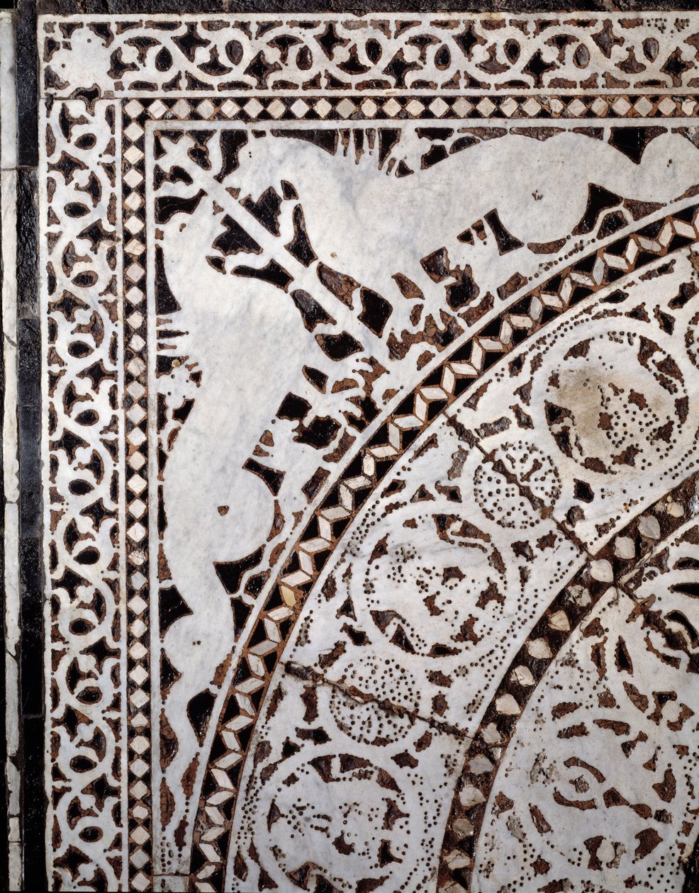 Detalle del suelo original de mármol (siglos XI-XIII) de Italian School