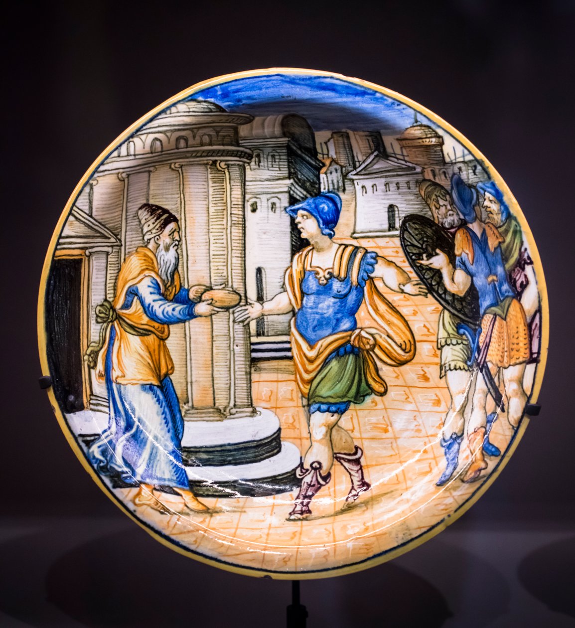Plato: Melquisedec ofreciendo pan a Abraham, hacia 1530-1540 (mayólica) de Italian School