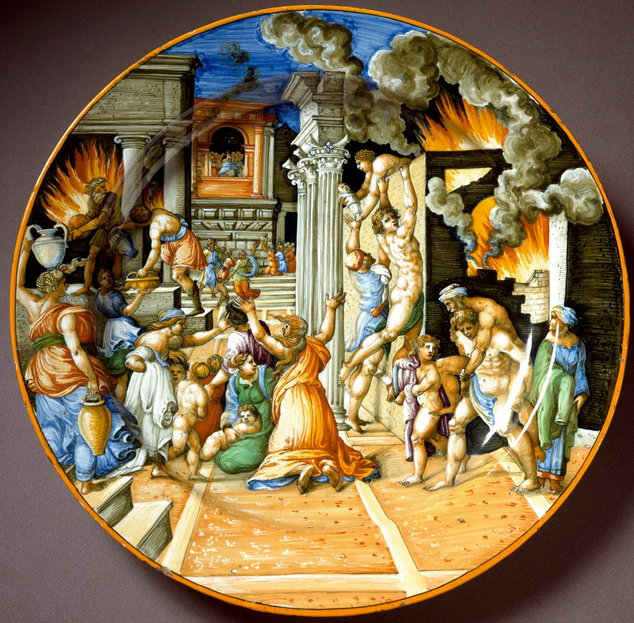 Eneas y su padre Anquises durante el incendio de Troya. Plato de cerámica producido en Urbino, Italia. Alrededor de 1560 Florencia, Museo Nacional del Bargello de Italian School