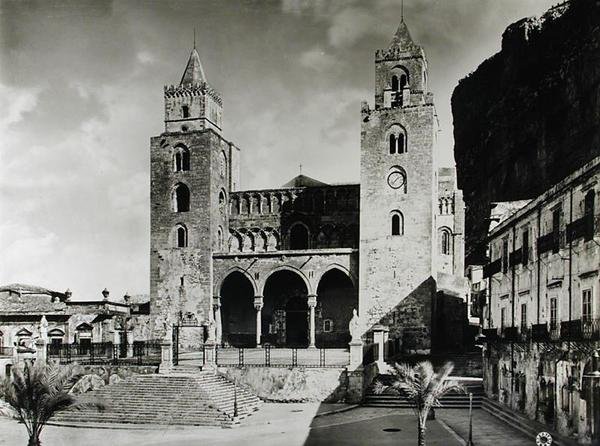 Exterior del Duomo, comenzado en 1131 por el Rey Roger II (d.1154) de Sicilia de Italian School