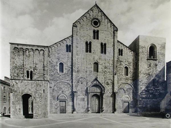 Fachada de la basílica, fundada en 1087 para recibir las reliquias de San Nicolás (foto en blanco y negro) de Italian School