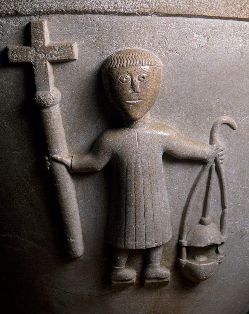Figura de procesión litúrgica, detalle de la pila bautismal decorada en relieve, piedra caliza blanca, Iglesia de San Geminiano, Vicofertile, Emilia-Romaña, Italia de Italian School
