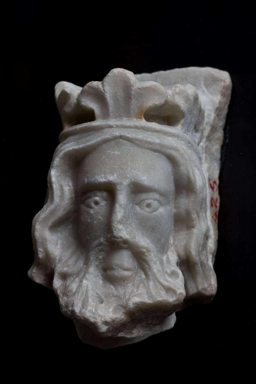 Génova, Museo de San Agustín: fragmento de cabeza coronada, de escultor desconocido del norte de Francia; siglos XIII - XIV de Italian School