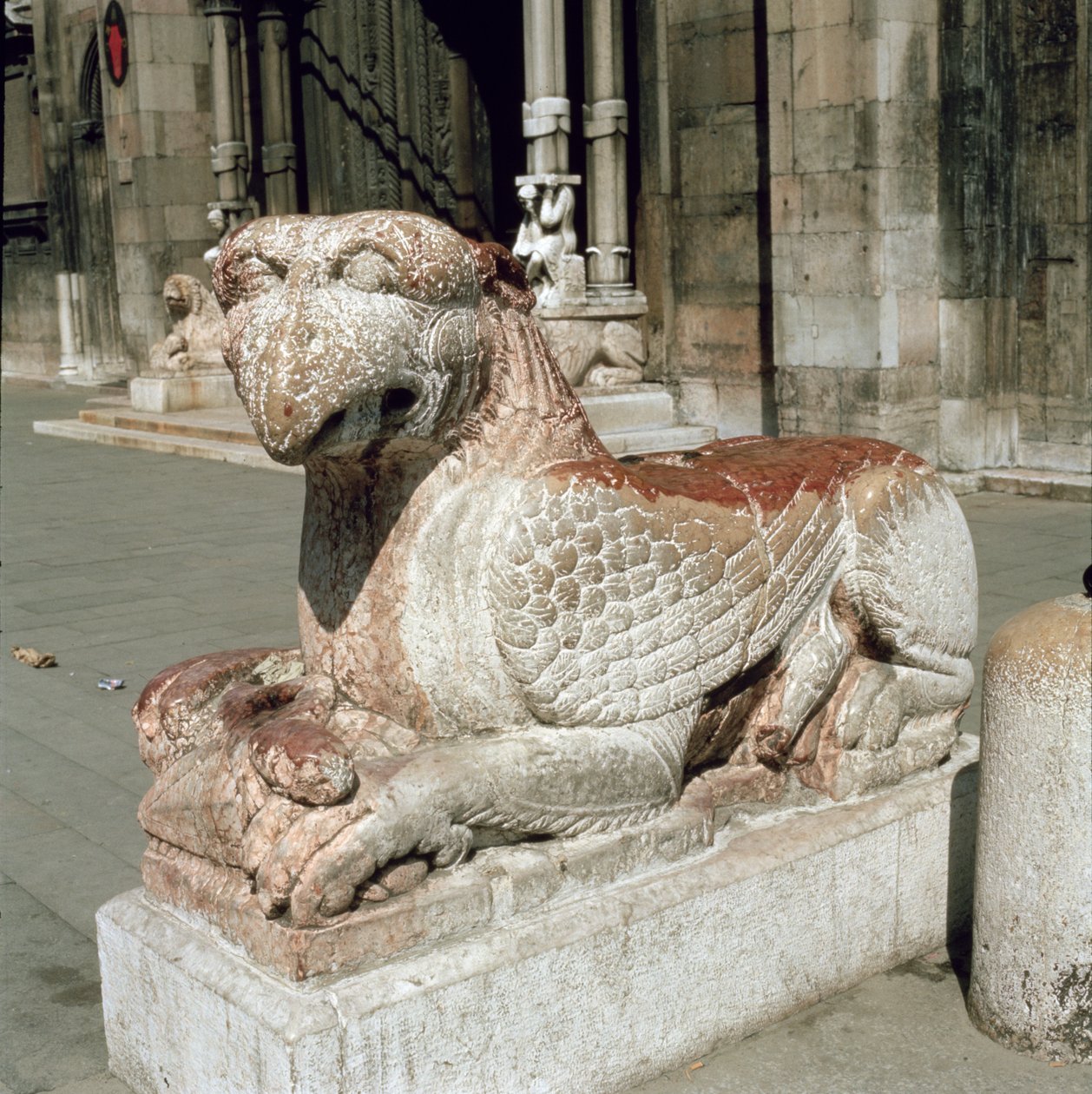 Grifo acostado sobre un pedestal, mediados del siglo XIII de Italian School