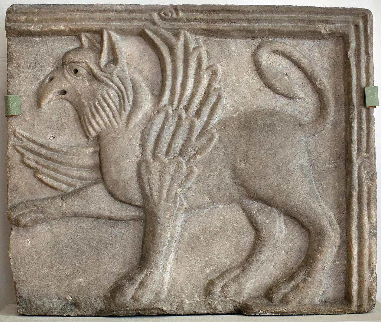 Grifo (o grype). Bajo relieve esculpido, mármol, Venecia (Italia) siglo XII. Galería Nacional, Palacio Sternberg, Praga (República Checa). de Italian School