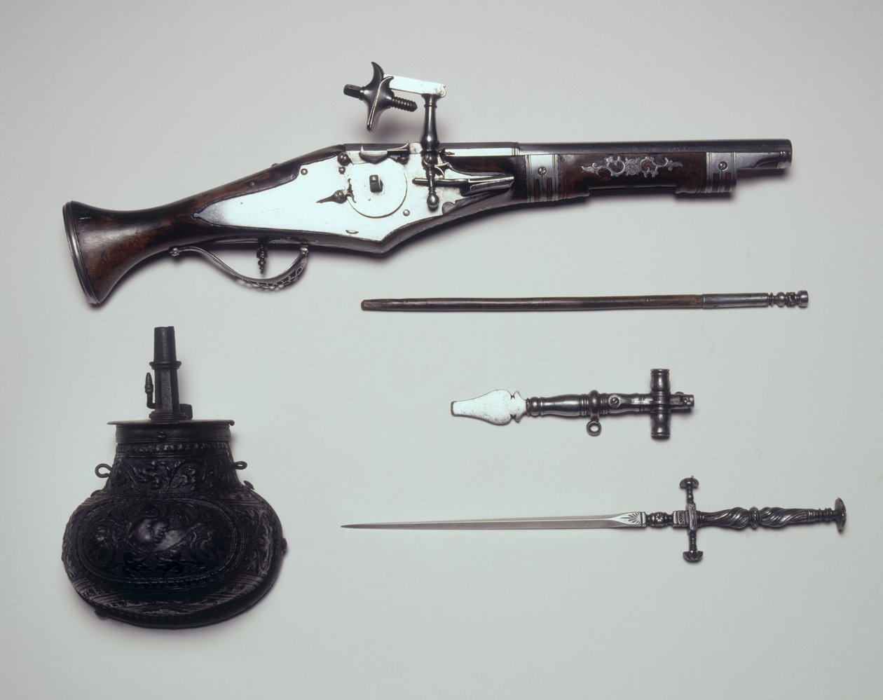 Grupo de Armas: Pistola de Rueda, Llave de Cuerda, Frasco de Pólvora y Estilete de Italian School