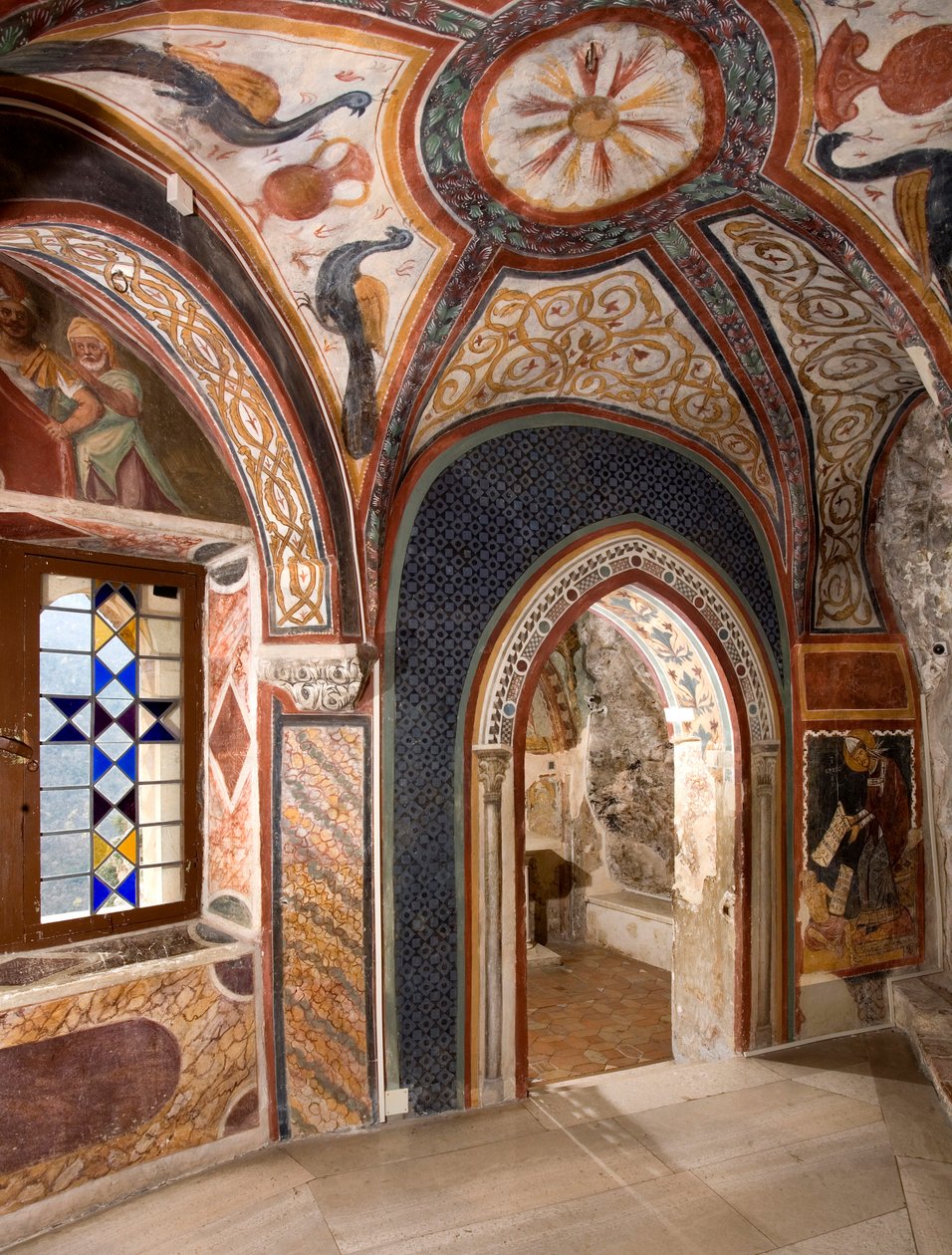 Vista interior de la capilla de San Gregorio decorada con frescos de influencias bizantinas realizados por la escuela romana de principios del siglo XIII. Monasterio de San Benedetto (Sacro Speco), Subiaco (Roma), Italia de Italian School