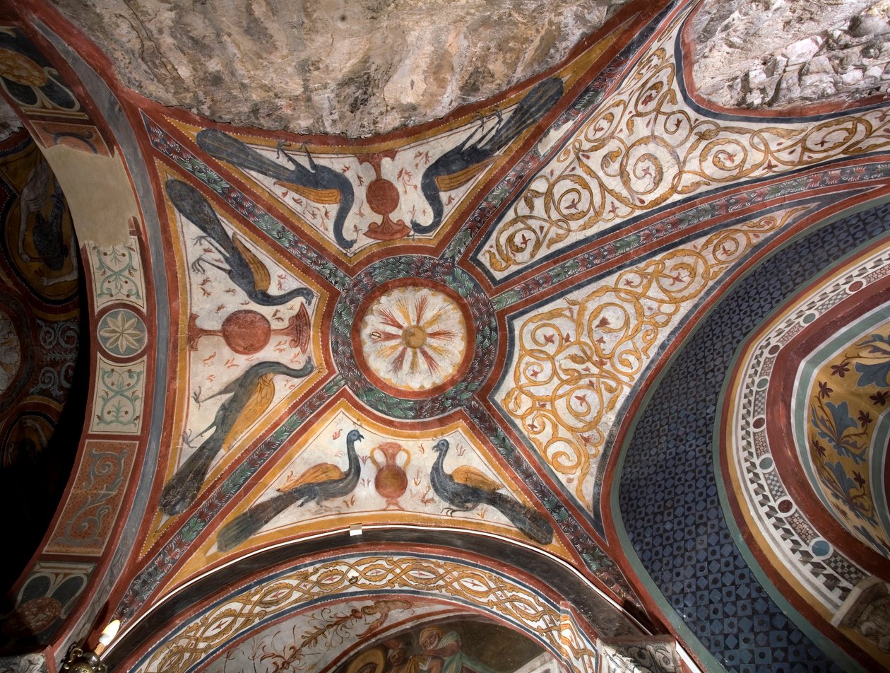 Vista interior de la capilla de San Gregorio decorada con frescos de influencias bizantinas realizados por la escuela romana de principios del siglo XIII. Monasterio de San Benedetto (Sacro Speco), Subiaco (Roma), Italia de Italian School