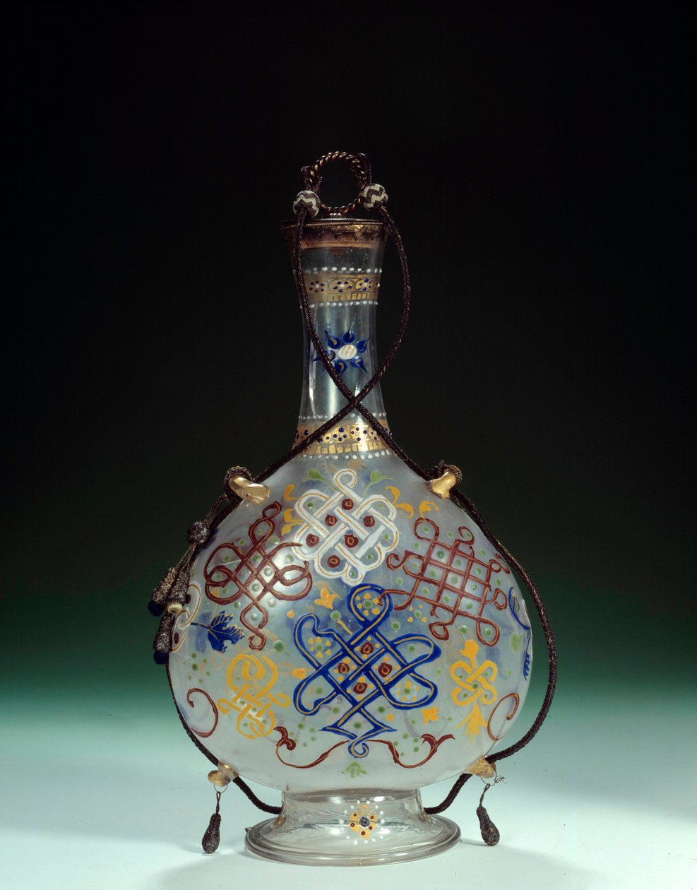 Arte italiano: botella de vidrio con decoraciones policromadas. Hecho en Italia. Siglo XVI París, Museo del Louvre de Italian School