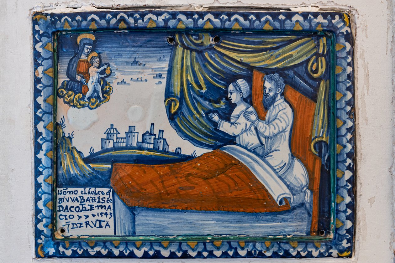 Madonna con el Niño y los cónyuges en oración, placa ex-voto de Italian School