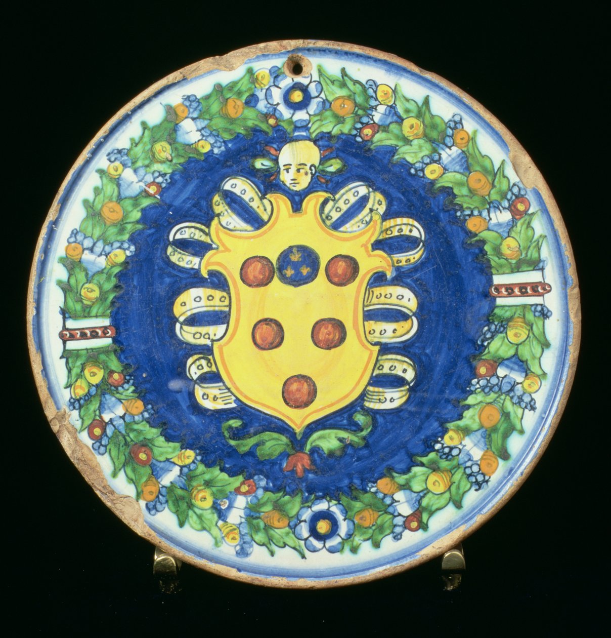 Plato de mayólica con el escudo de armas de los Medici con un borde de follaje y frutas, italiano, siglo XVI de Italian School
