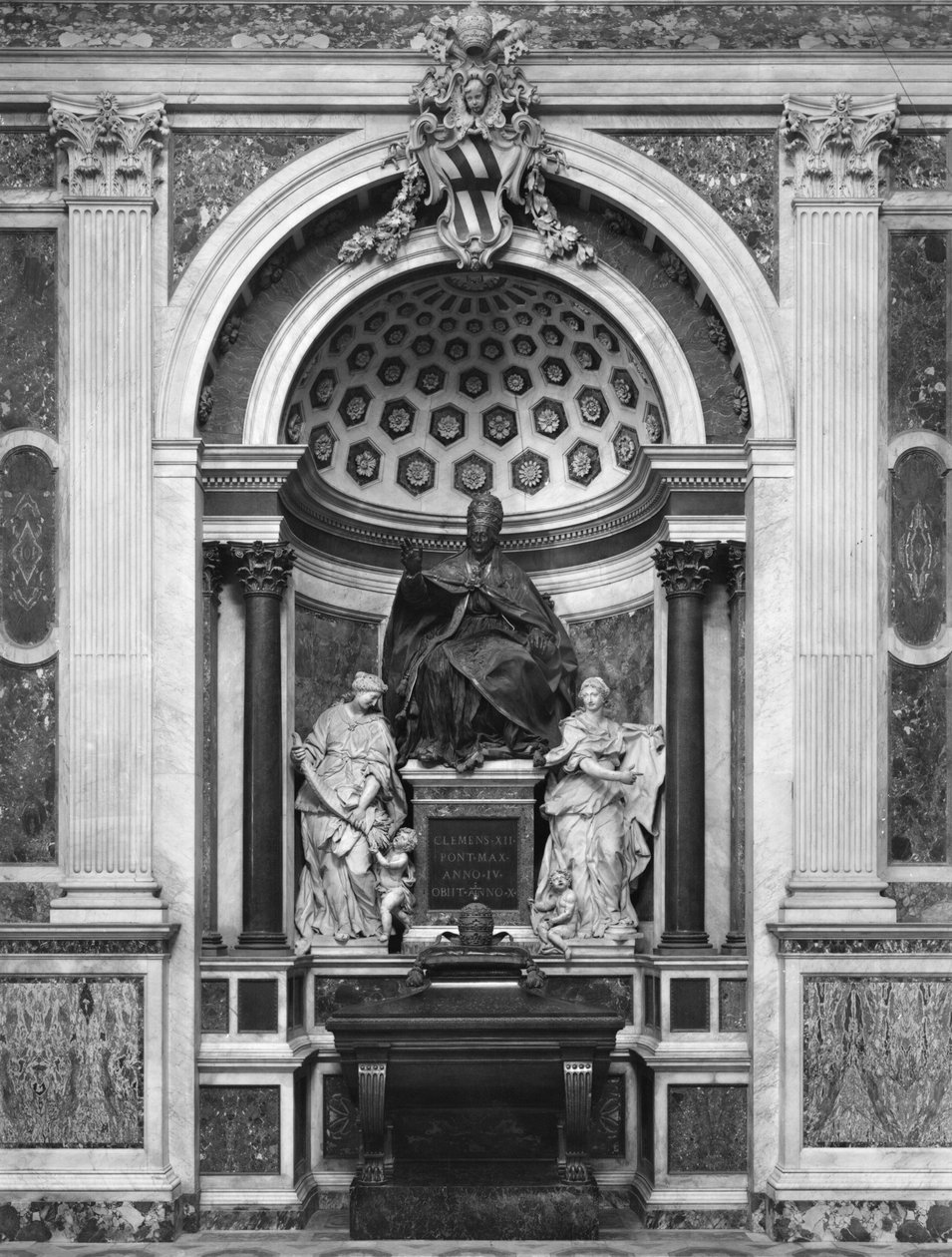 Monumento al Papa Clemente XII (1652-1740) con urna y columnas de pórfido, del Panteón de Italian School