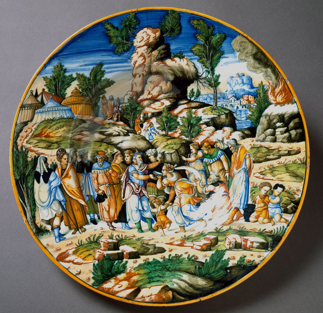 Moisés saca agua de la roca y da de beber al pueblo de Israel. Plato de cerámica producido en Urbino en el taller Fontana, Italia de Italian School