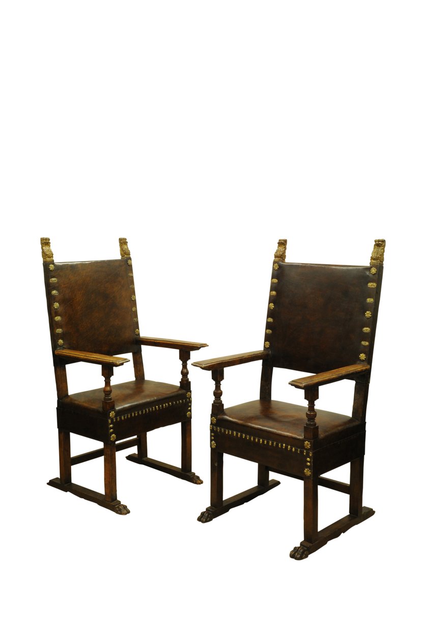 Par de sillas trono tapizadas en cuero de nogal, Italia c.1660 de Italian School