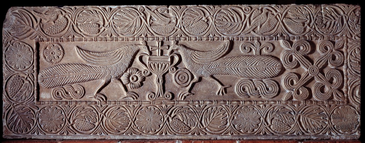 Pretil de piedra cubierto con bajorrelieves que representan pavos reales, del sarcófago de Teodote, siglo VIII de Italian School
