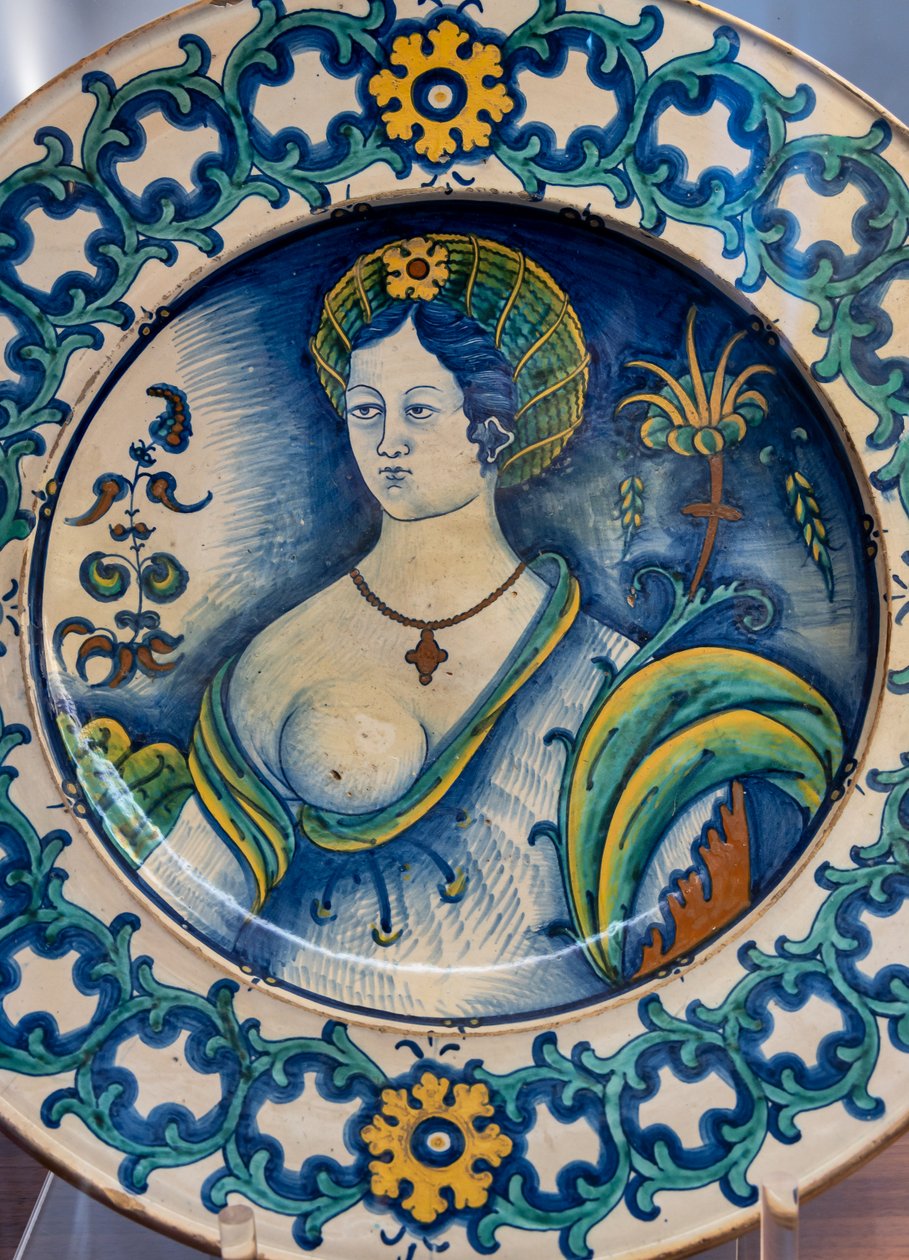 Plato decorado con un hermoso busto de mujer, con motivo de corona de espinas, primera mitad del siglo XVI (mayólica) de Italian School