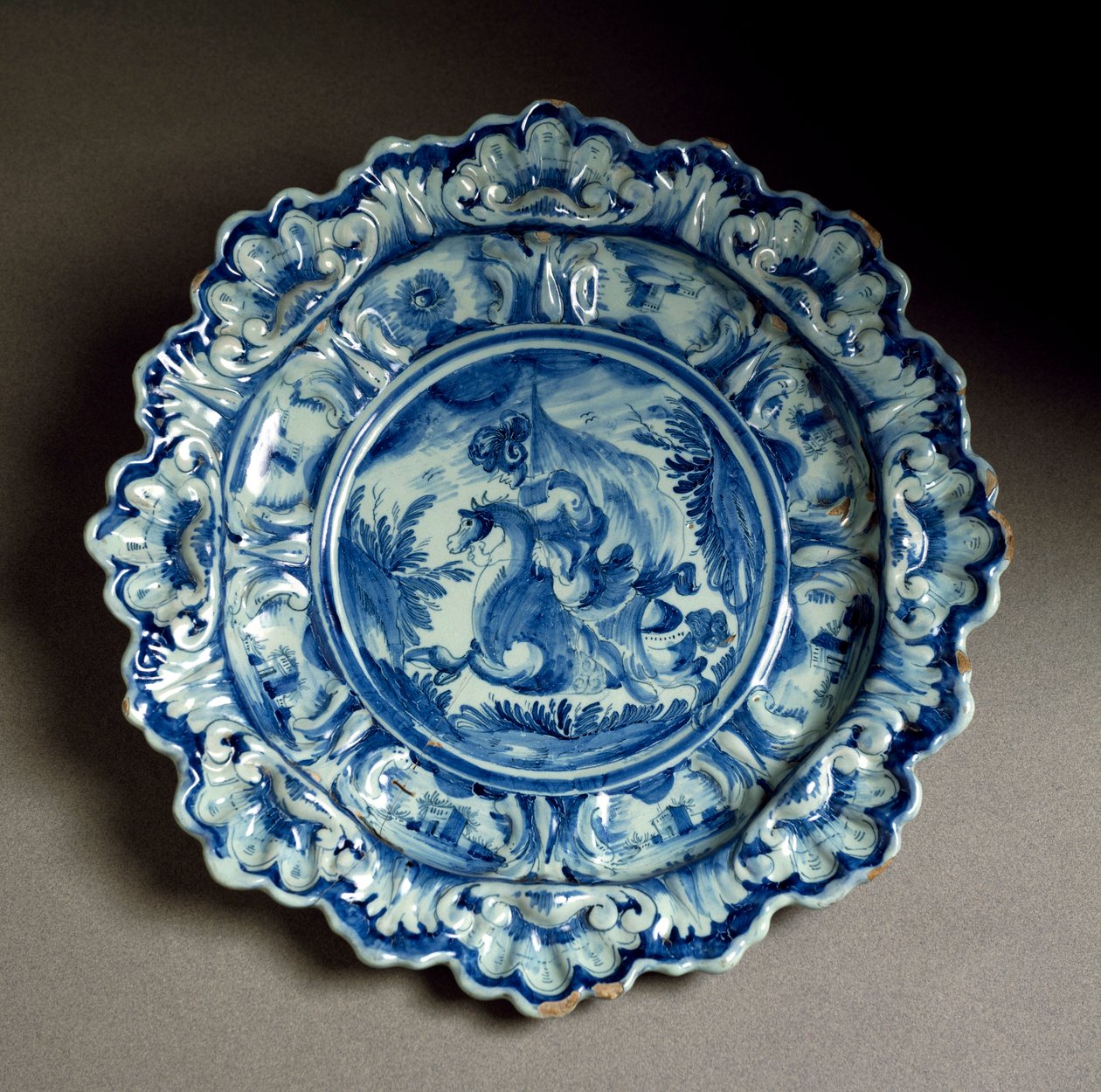 Plato decorado con la figura de un caballero, cerámica, manufactura de Savona de Italian School