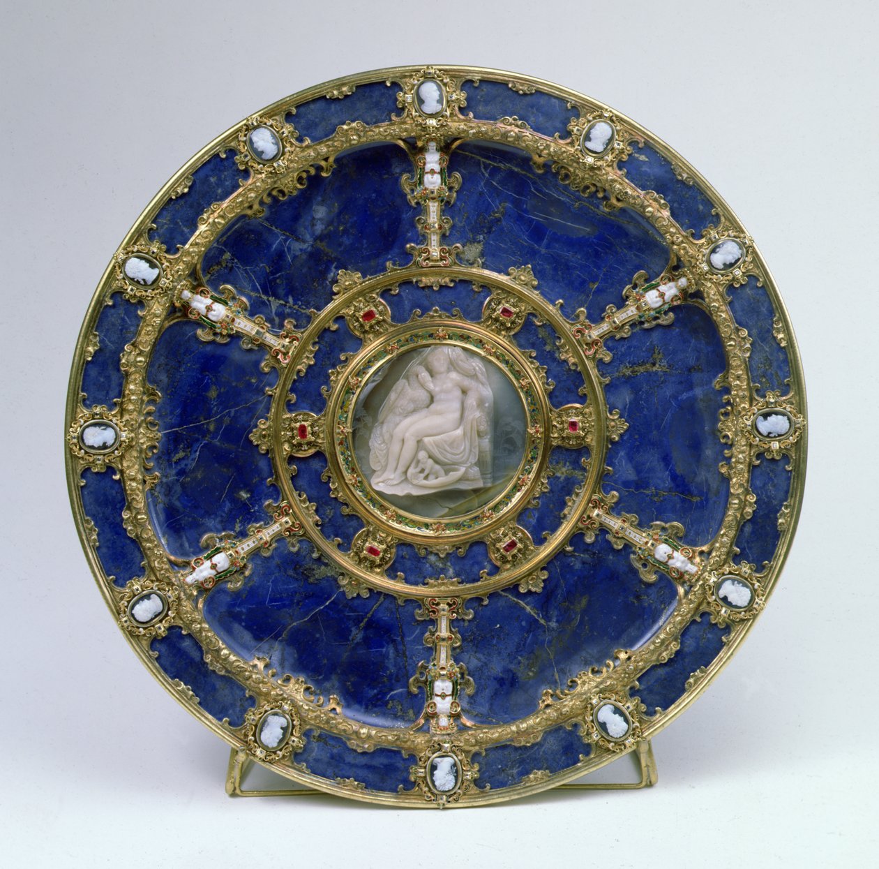 Plato con un camafeo que representa a Leda y el cisne de Italian School