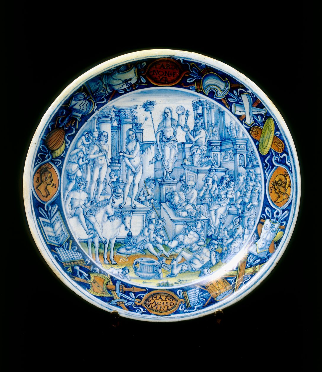 Plato con las Alegorías de Selene, manufactura de Faenza de Italian School