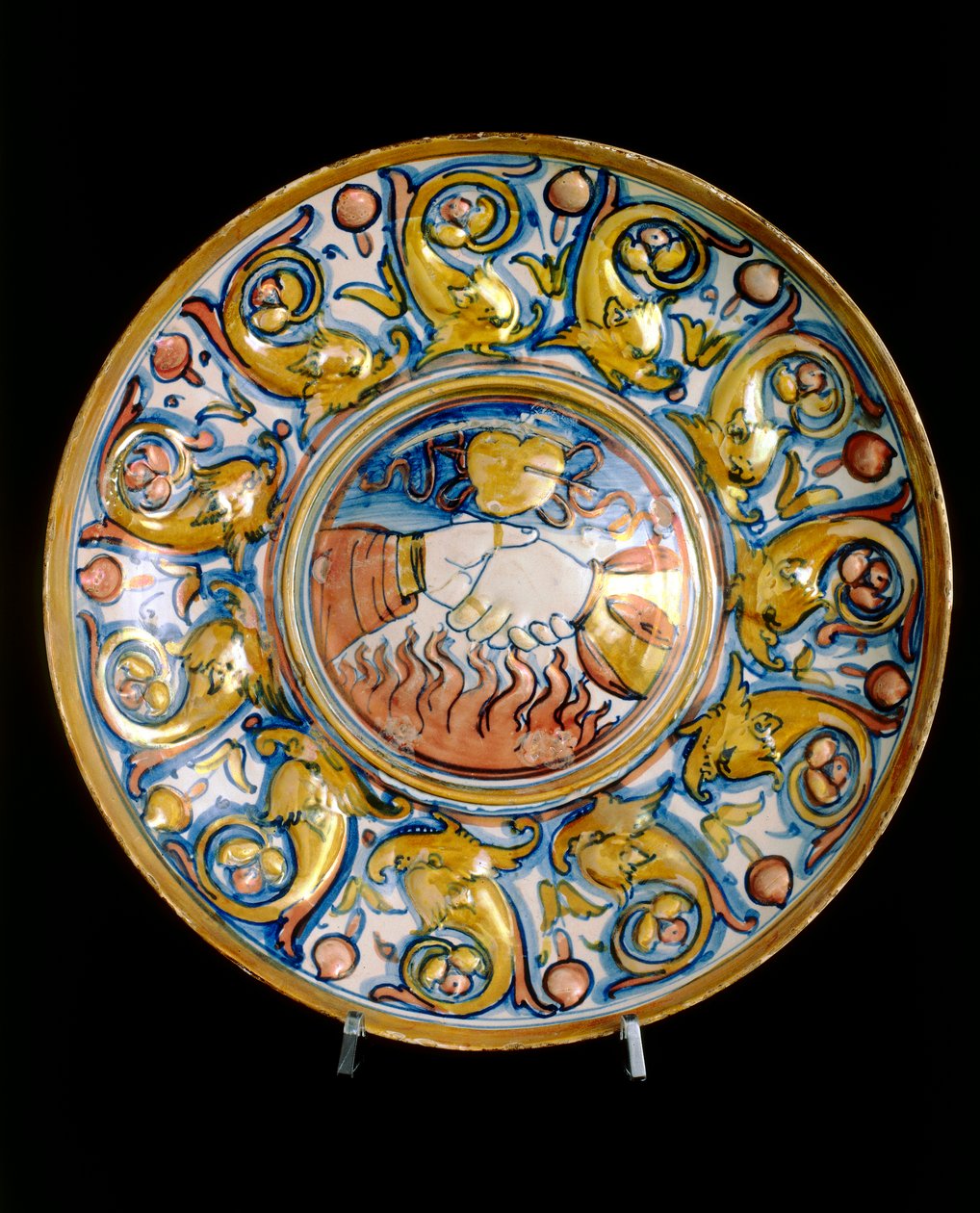 Plato con dos manos estrechándose, obra de la manufactura de Gubbio de Italian School