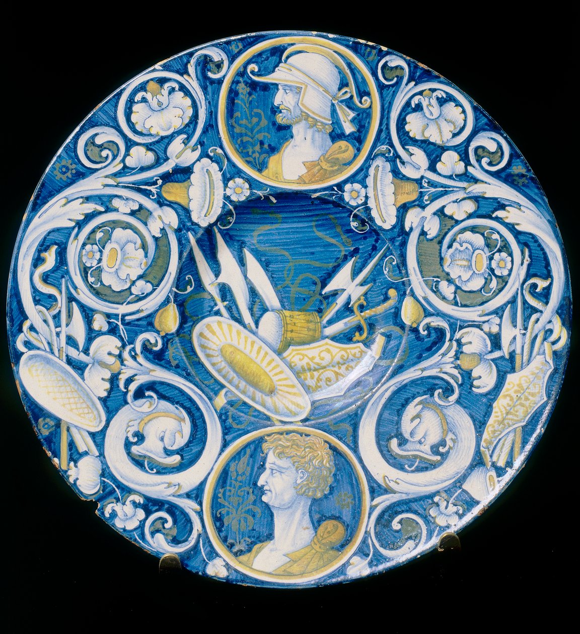 Plato con armas y guerreros, obra de la manufactura de Deruta de Italian School