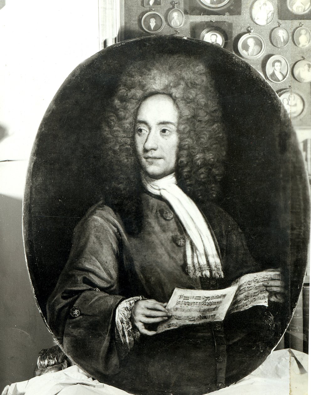 Retrato del compositor Tomaso Giovanni Albinoni (1671-1751) sosteniendo una partitura de Italian School