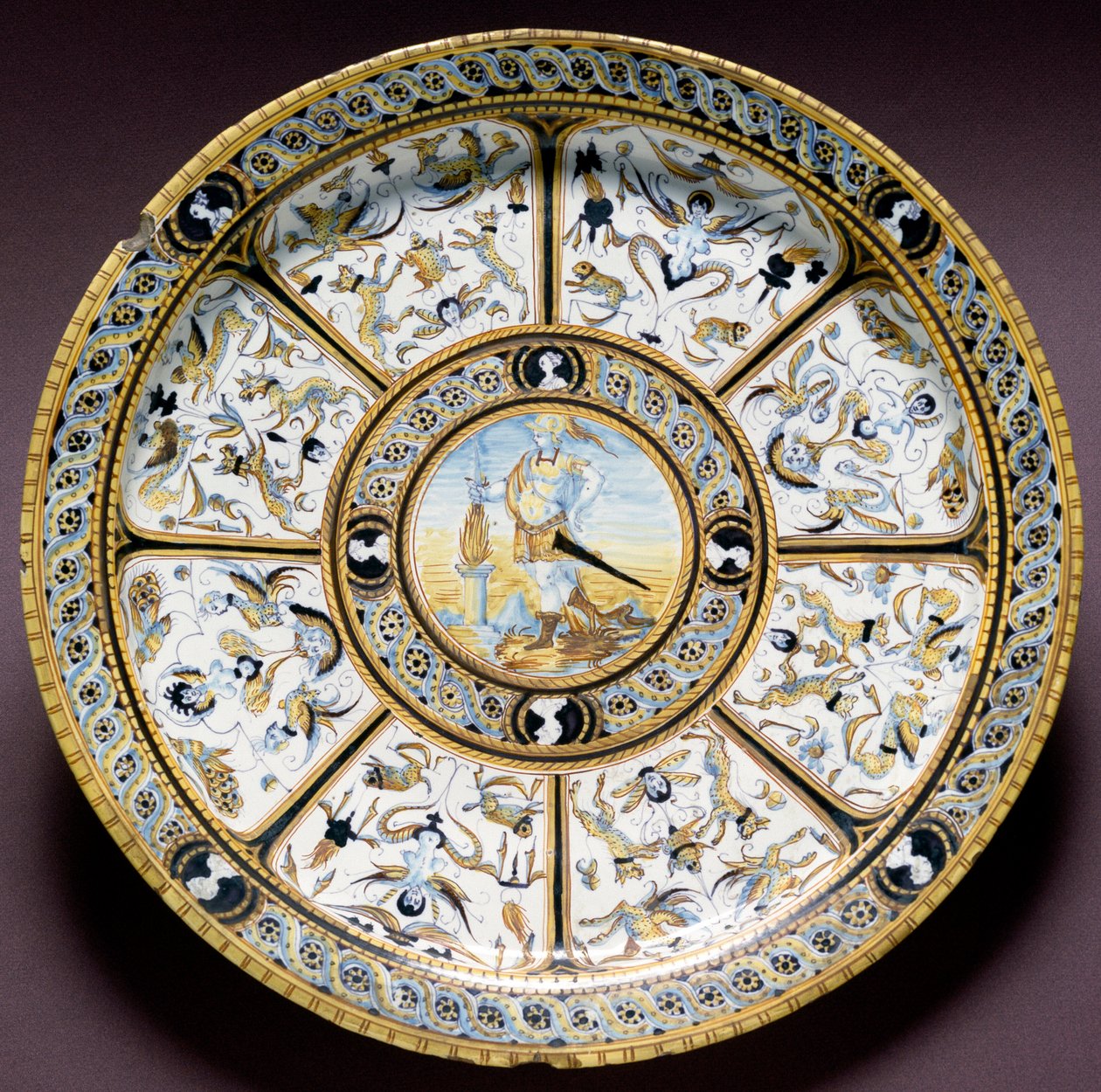 Representación del héroe romano Escévola (Muzio Scevola). Plato de cerámica de Urbino, Italia. ca.1590. Museo Nacional del Bargello, Florencia, Italia de Italian School
