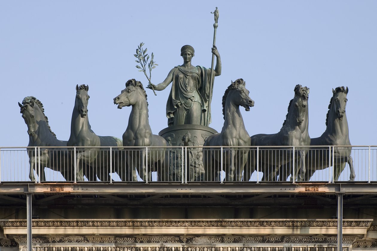 Carro de seis caballos, detalle del Arco de la Paz, Milán, Italia de Italian School