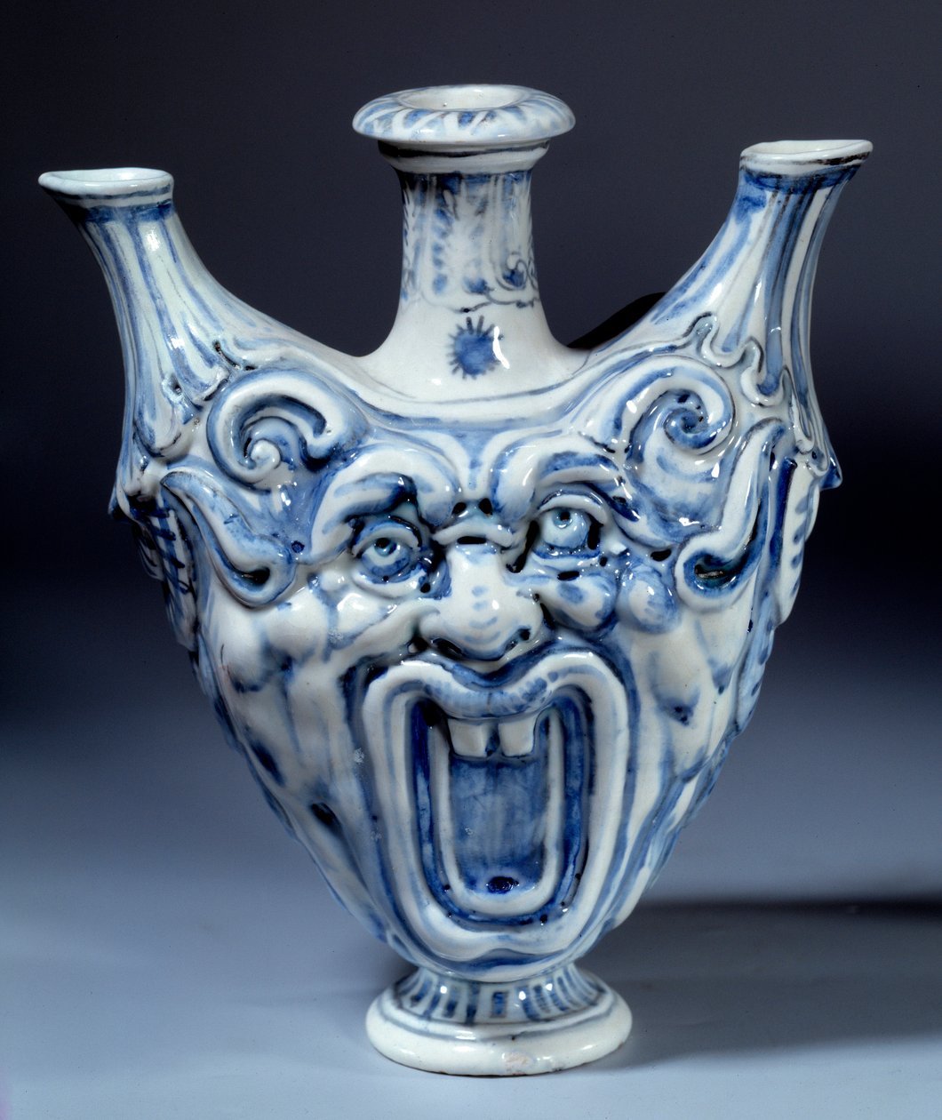 Botella de porcelana blanda del siglo XVI, realizada por la manufactura de Francisco II de Médicis (1544-1560). Sèvres, manufactura de porcelana de Italian School