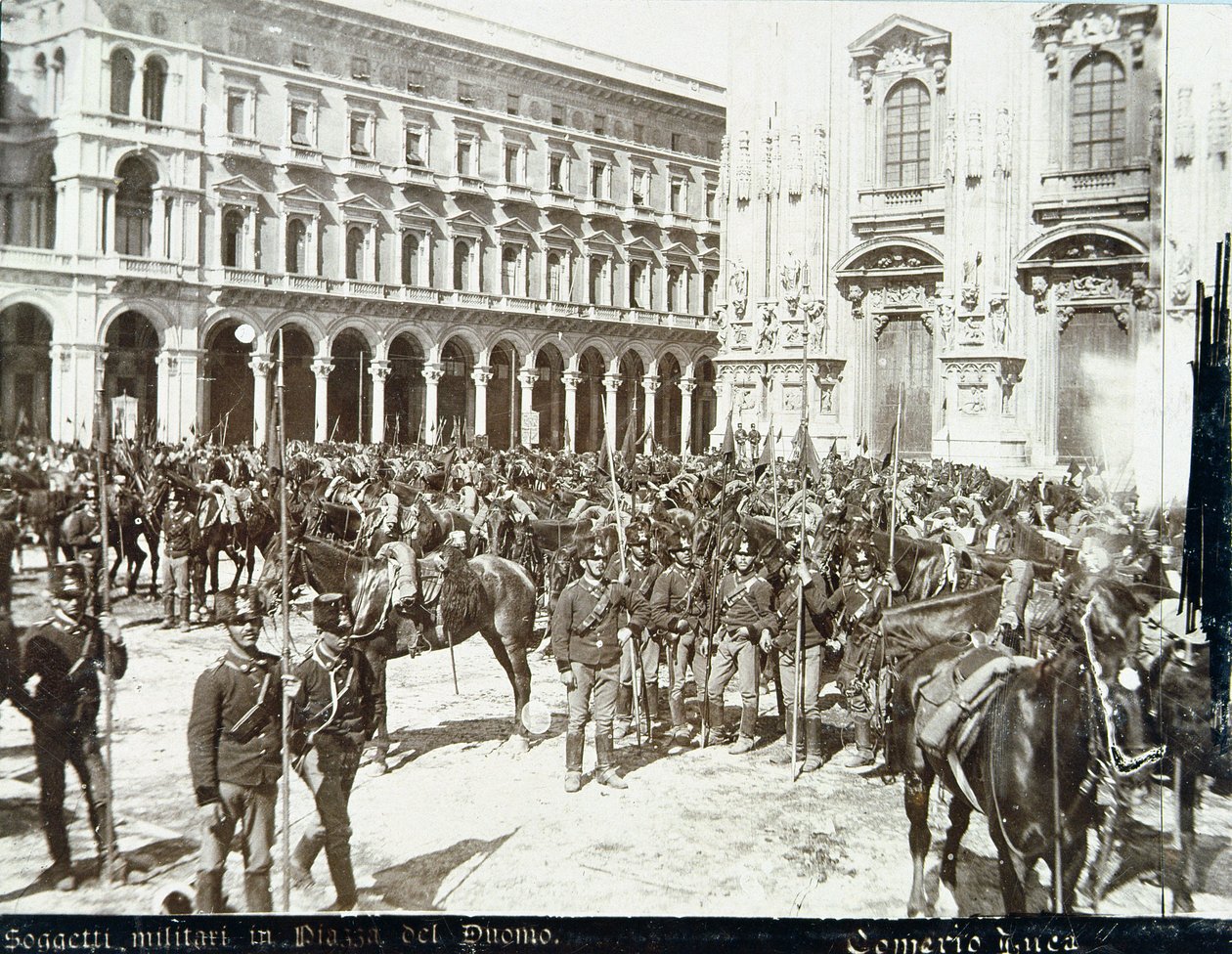 Soldados, bajo el Mando del General Bava Beccaris, frente a la Catedral, durante los Disturbios en Milán, 6-9 de Mayo de 1898 de Italian School