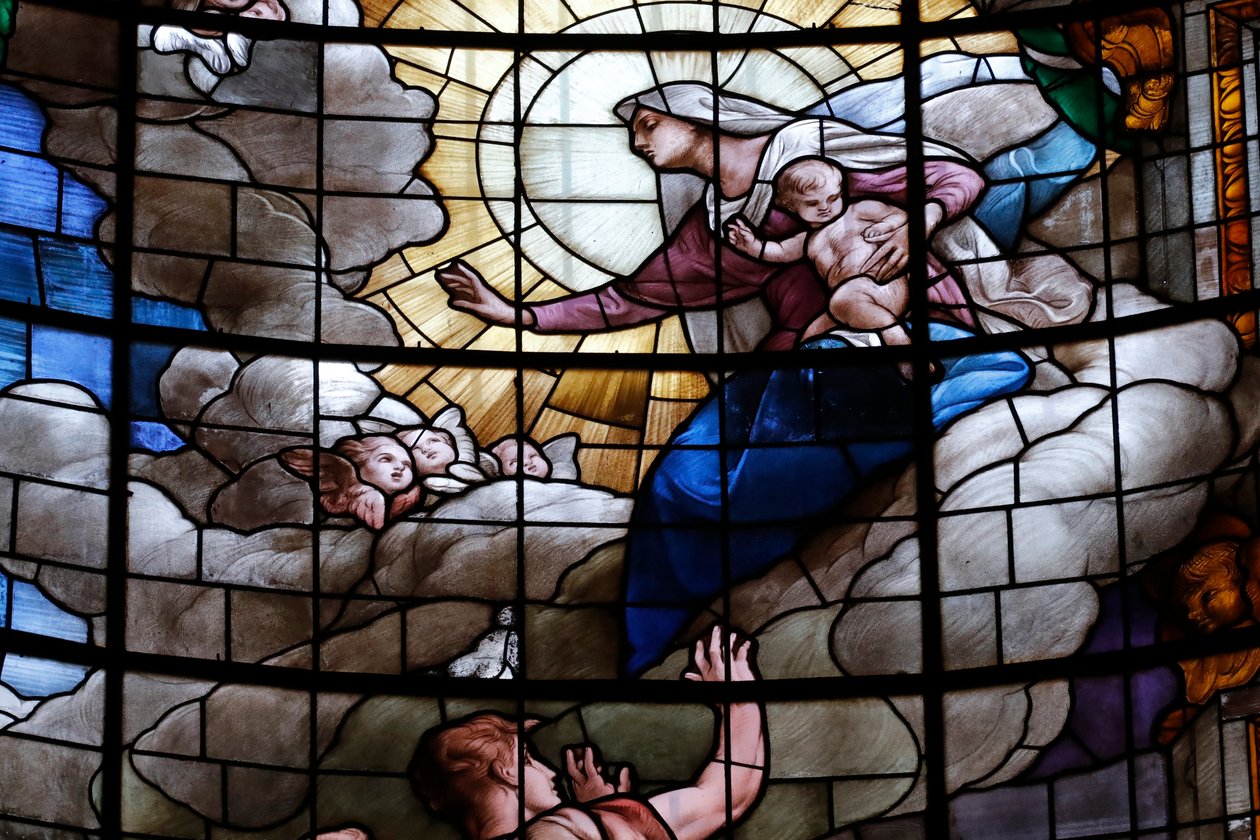 La Asunción de la Virgen María al Cielo. Vidriera. Catedral de Génova, Catedral de San Lorenzo. Génova. Italia. de Italian School
