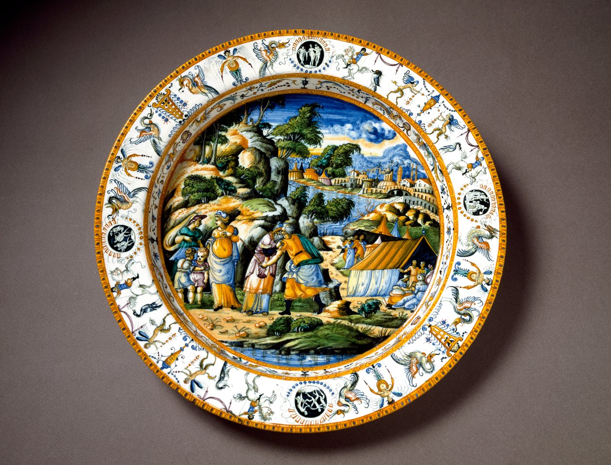 El encuentro de Aarón y Moisés. Plato de cerámica producido en Urbino en el taller Fontana, Italia. Alrededor de 1550 Florencia, Museo Nacional del Bargello de Italian School