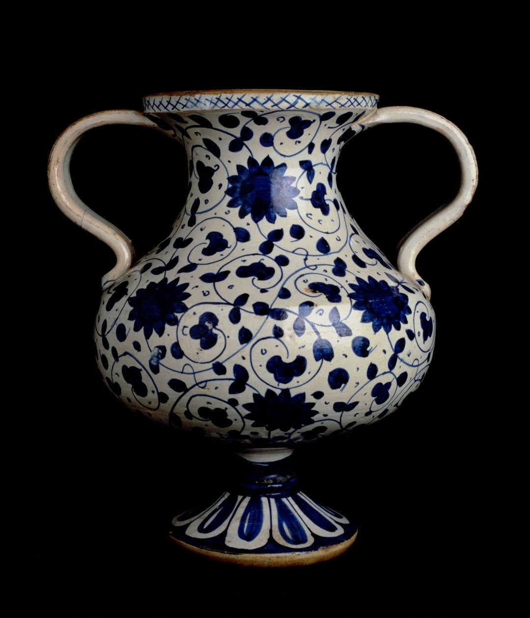 Jarrón balustre de loza policromada con dos asas y decoración azul y blanca, italiano, hecho en Deruta, principios del siglo XVI de Italian School