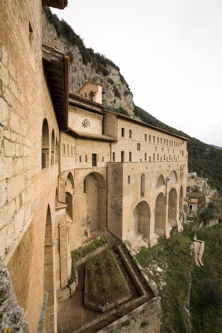 Vista del Monasterio de San Benedetto (Sacro Speco) construido desde el siglo XII, Subiaco (Roma), Italia de Italian School