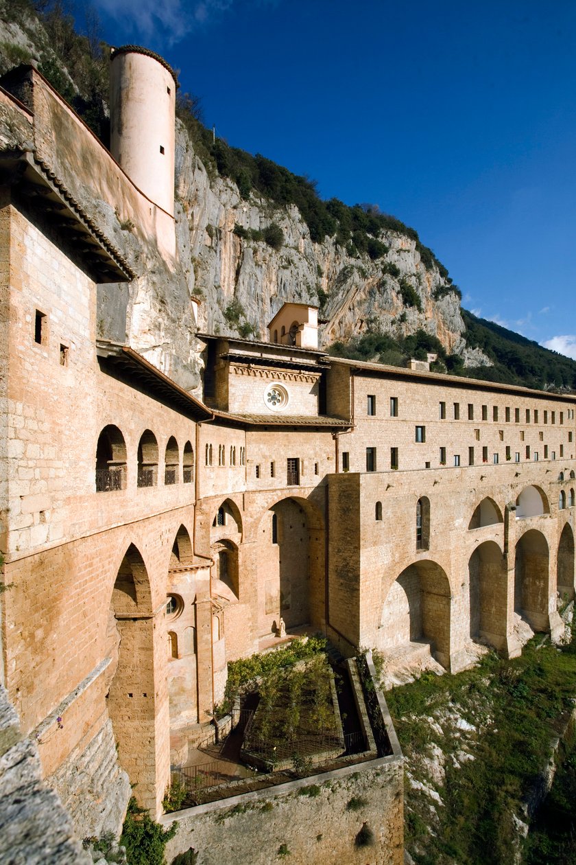 Vista del Monasterio de San Benito (Sacro Speco) construido desde el ...