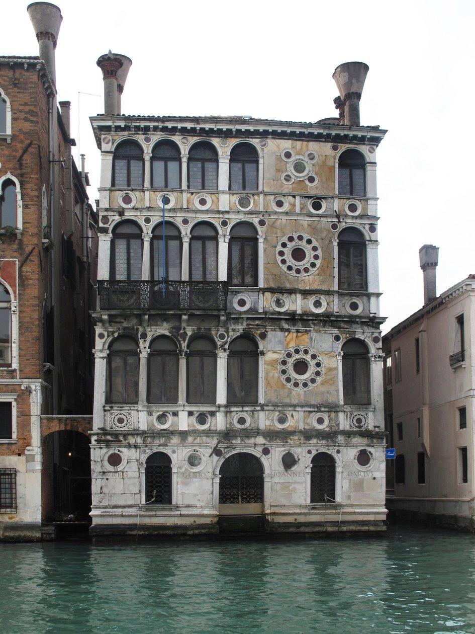 Vista del Palazzo (Palacio) Dario (ca Dario) en Venecia en el Canal Grande. Palacio del siglo XV (foto) de Italian School