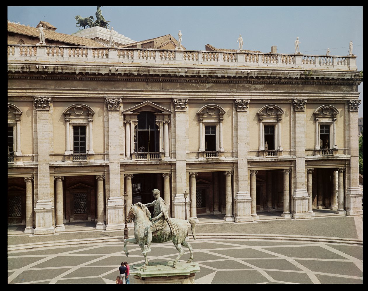 Vista del Palazzo Nuovo y la estatua ecuestre de Marco Aurelio (121-180 d.C.) de Italian School
