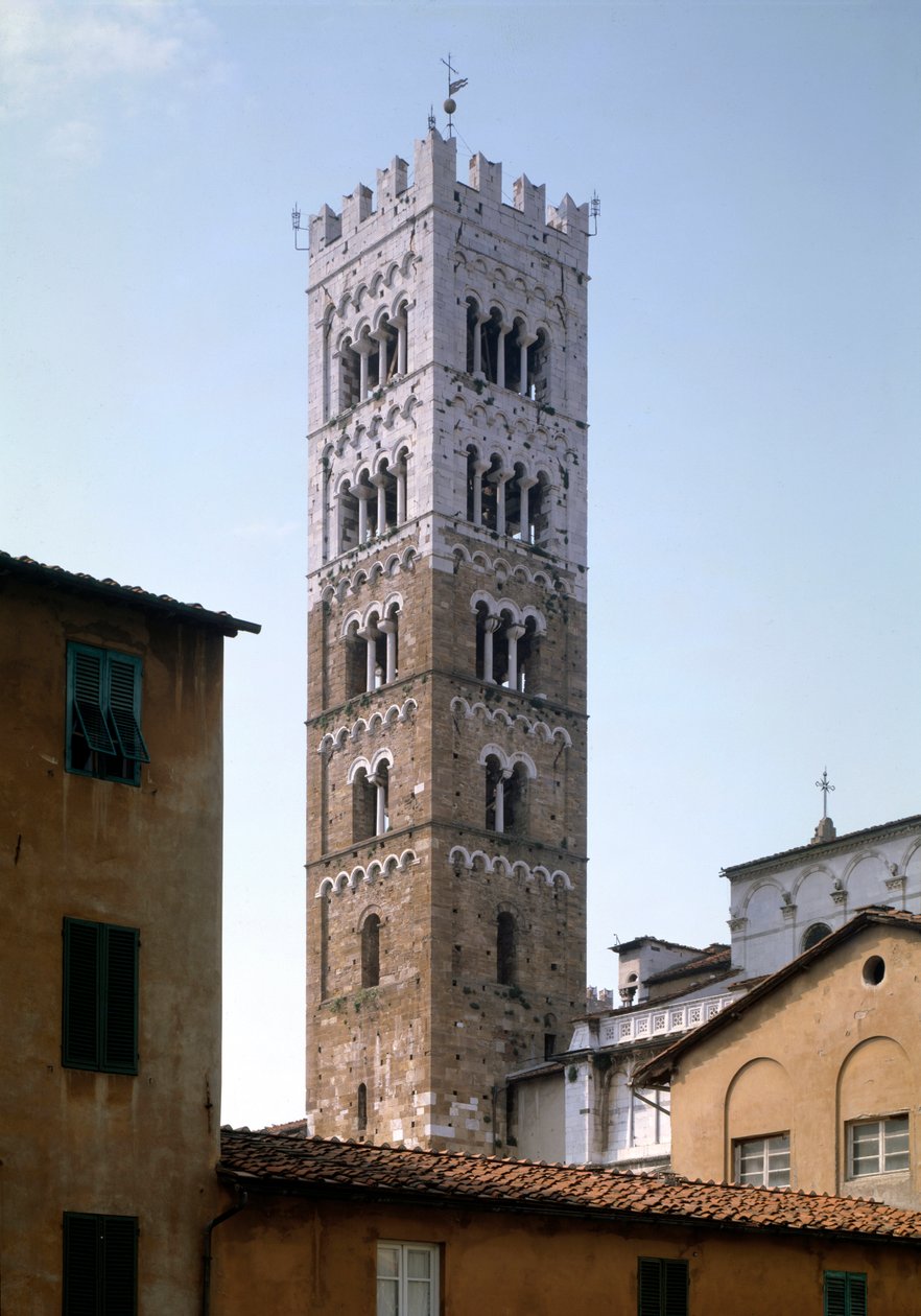 Vista del campanario de Italian School