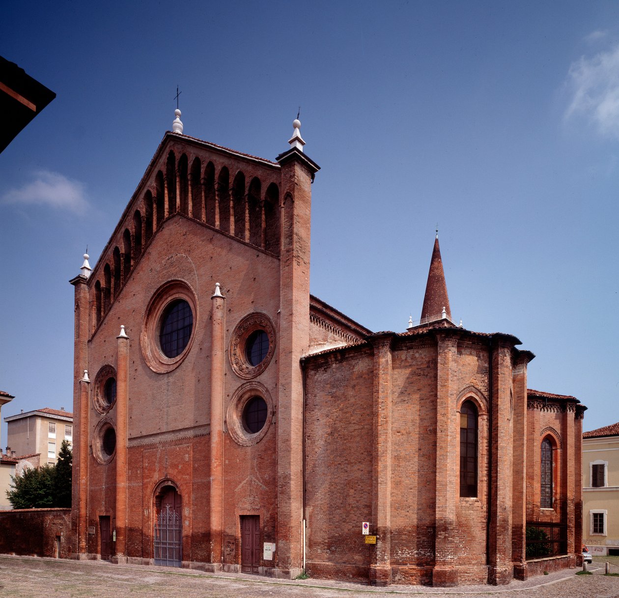 Vista de la fachada de Italian School