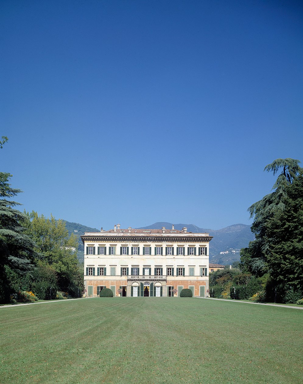 Vista de la fachada de Villa reale di Marlia (o Palazzo Orsetti) de Italian School
