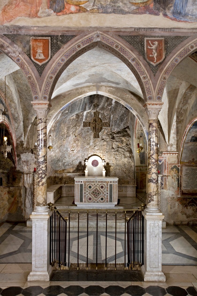 Vista del presbiterio de la Iglesia Superior con el altar principal en estilo cosmatesco. Siglo XIII. Monasterio de San Benedetto (Sacro Speco), Subiaco (Roma), Italia de Italian School