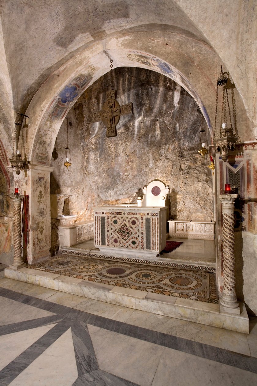 Vista del presbiterio de la Iglesia Superior con el altar principal en estilo cosmatesco. Siglo XIII. Monasterio de San Benedetto (Sacro Speco), Subiaco (Roma), Italia de Italian School